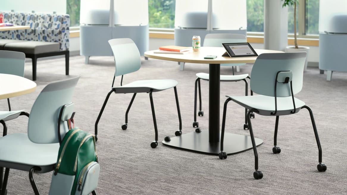 Tenor chairs in a table for two